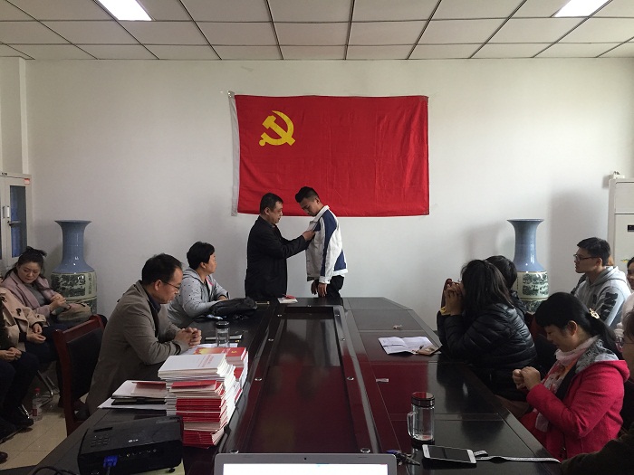 为员工党员佩戴党徽